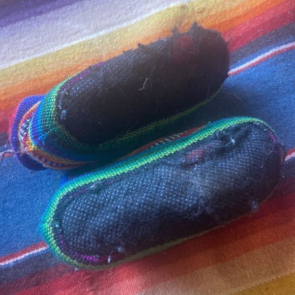Guatemalan fleece baby booties - Picture 3 of 4